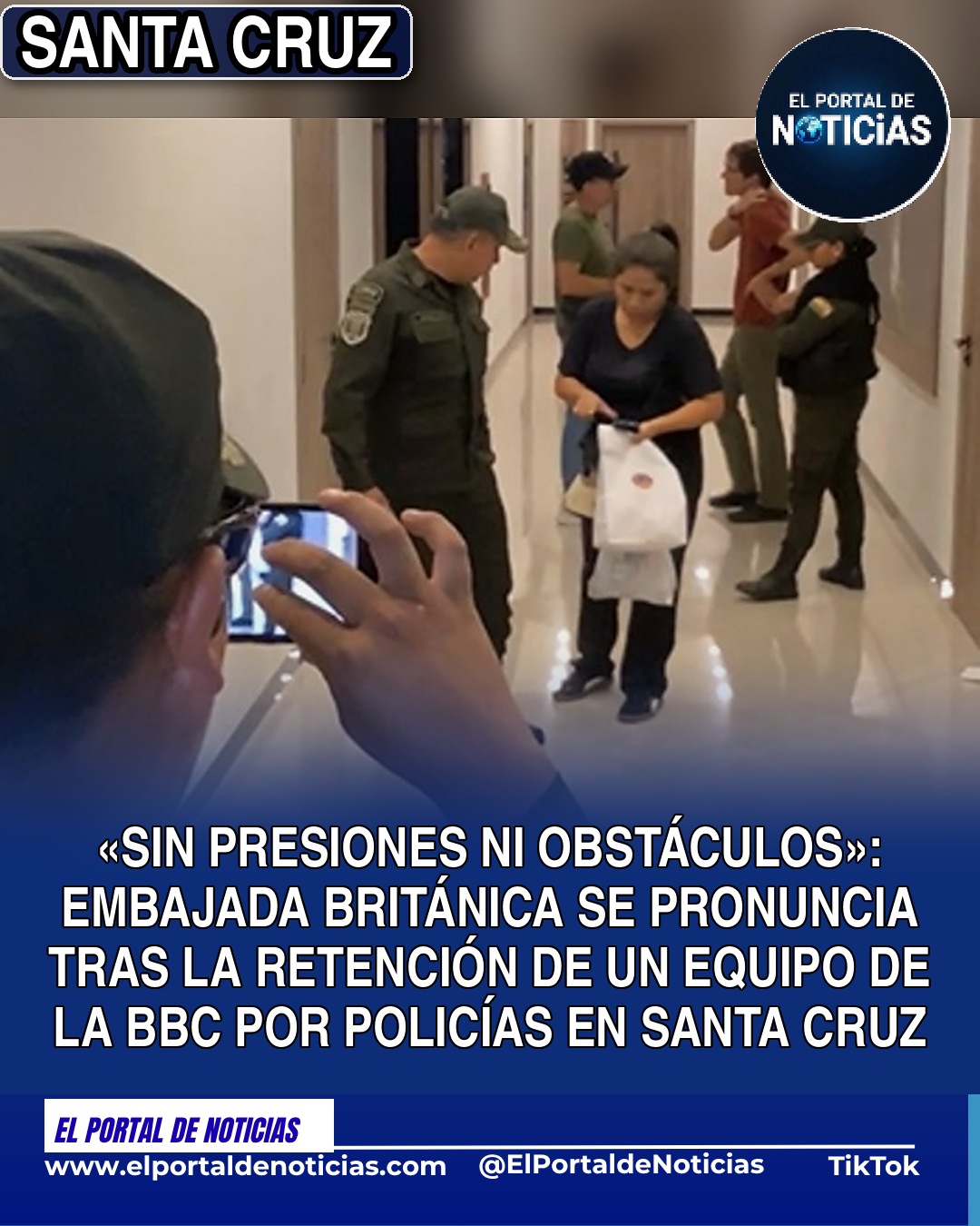 Policías en el pasillo de un edificio de Santa Cruz donde fue retenido un equipo de la BBC